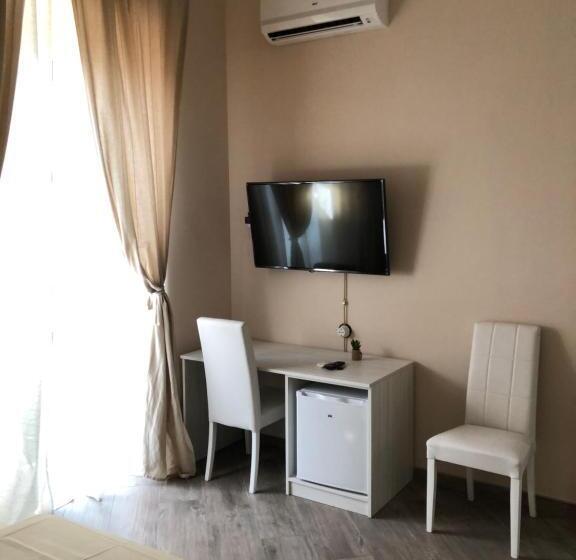 标准间, Elena Rooms