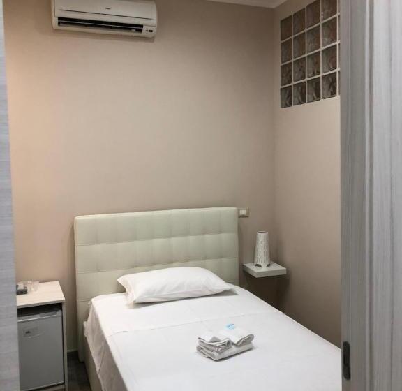 标准单人间, Elena Rooms
