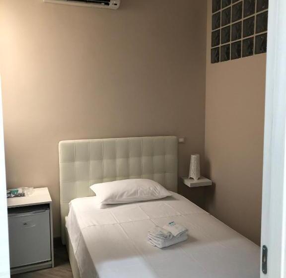 标准单人间, Elena Rooms