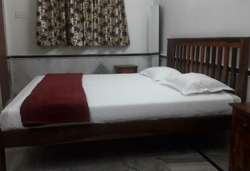 디럭스 룸, Abhay Villas Guest House