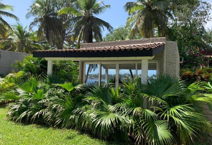 اتاق استاندارد با چشم‌انداز دریاچه, Coucoue Lodge