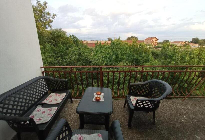 اتاق استاندارد چهار تخته, Airport Home Radinovic