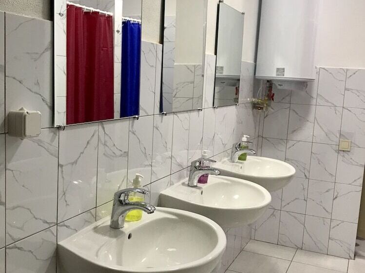 اتاق استاندارد سه تخته با بالکن, Pid Vysokym Zamkom Hostel