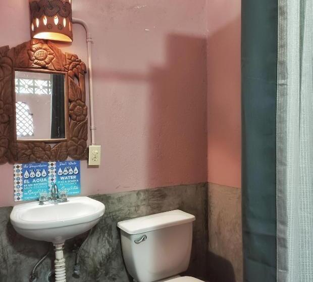 اتاق اکونومی, Riad Lola