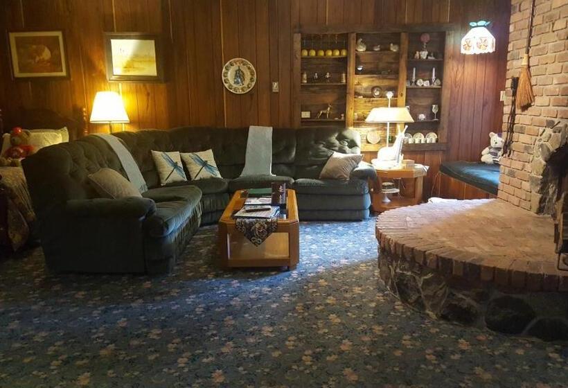 带阳台套房, Whisperin' Pines Chalet