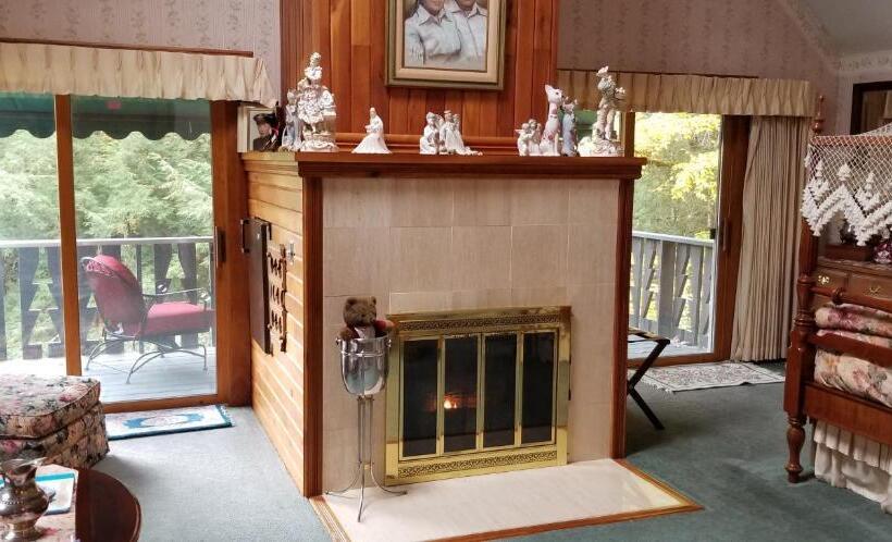 带阳台套房, Whisperin' Pines Chalet