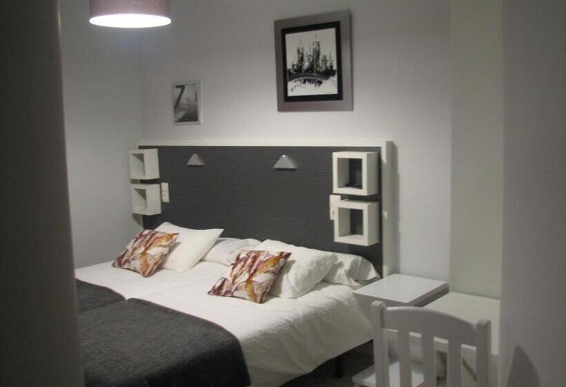 اتاق استاندارد با سرویس بهداشتی مشترک, Hostal Meson Do Loyo