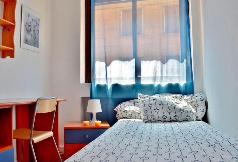 اتاق استاندارد یک نفره, Roomin Hostel