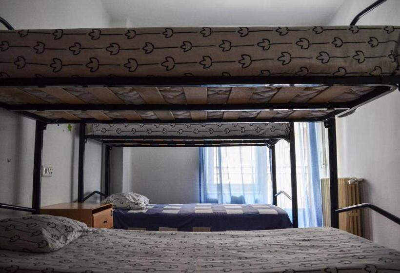 اتاق استاندارد سه نفره, Roomin Hostel