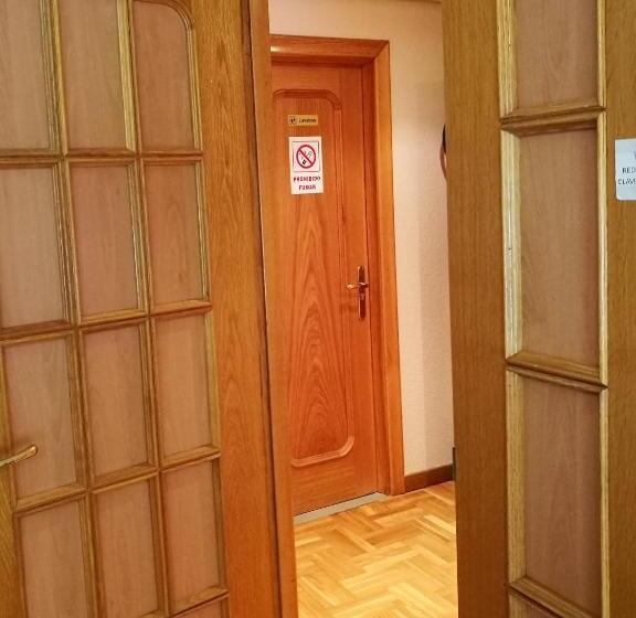 غرفة قياسية ثلاثية مع حمام خارجي, Pension Santiago