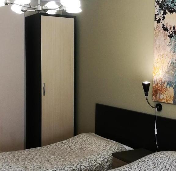 غرفة عائلية, Pension Santiago
