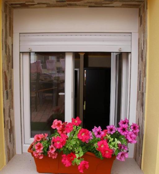 اتاق استاندارد یک نفره, Happy House