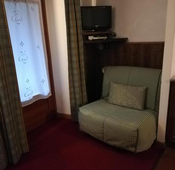 Economy Triple Room, Residence Pavou