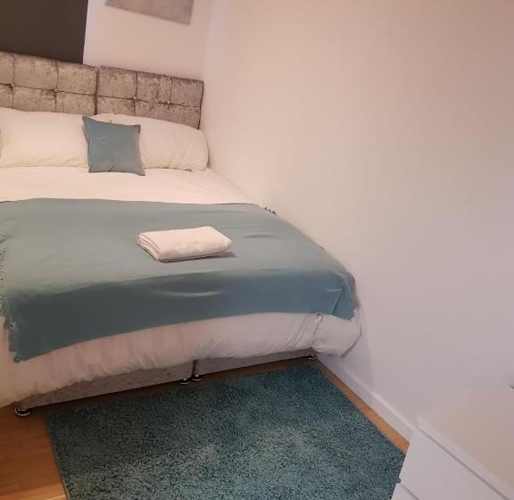Апартаменты 3 Спальни, Vetrelax Basildon Newly Refurbished 3bed House