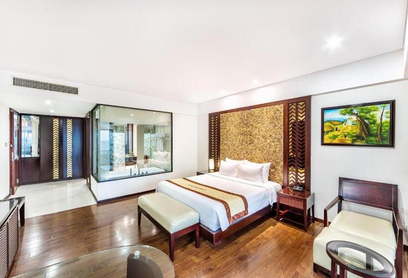 اتاق لوکس با بالکن و چشم‌انداز دریا, Vietsovpetro Ho Tram Beach Resort & Spa