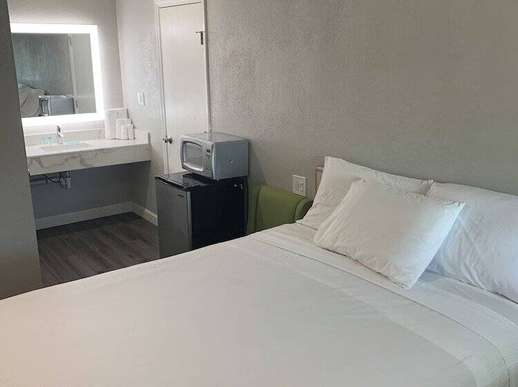 חדר דלוקס, Elmwood Motel