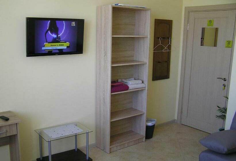 اتاق خانوادگی با چشم‌انداز جانبی دریا, Orange Guest Rooms