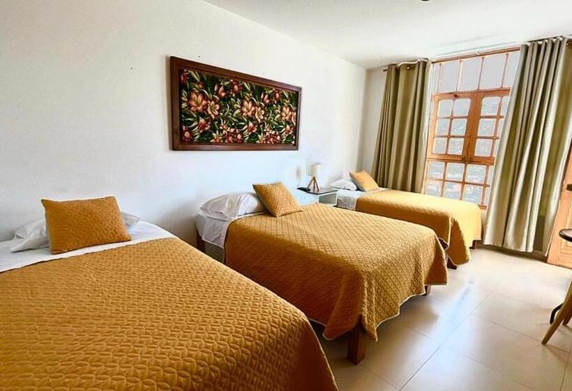 غرفة قياسية ثلاثية, El Huerto Hostel