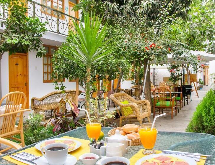 غرفة قياسية ثلاثية, El Huerto Hostel