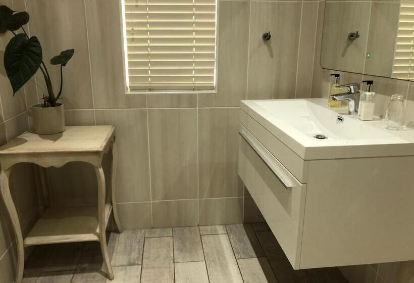 스위트 킹사이즈 침대, Bluesky Arniston Guest House