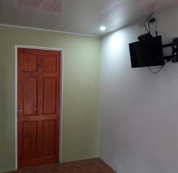 家庭间, Hostal Y Cabinas Anita And Rafting Tour!