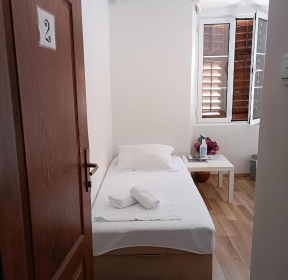 اتاق استاندارد سه تخته با سرویس بهداشتی مشترک, Guesthouse Bit Accommodation
