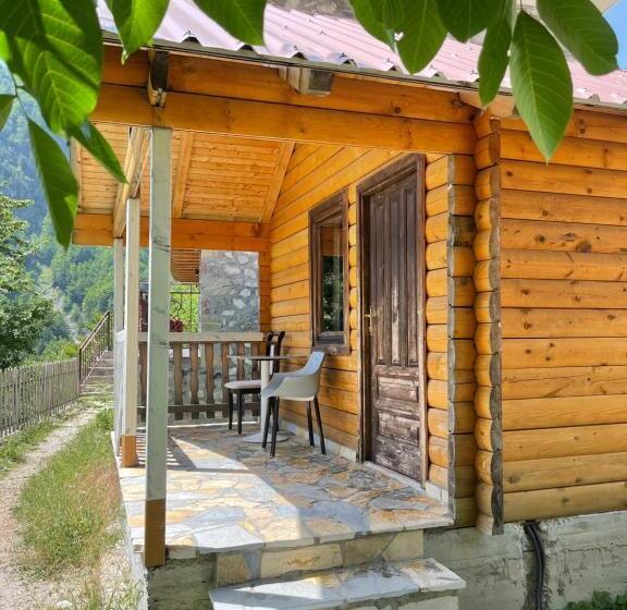 Трехместный Номер Стандарт с Балконом, Thethi Paradise Hotel & Restaurant