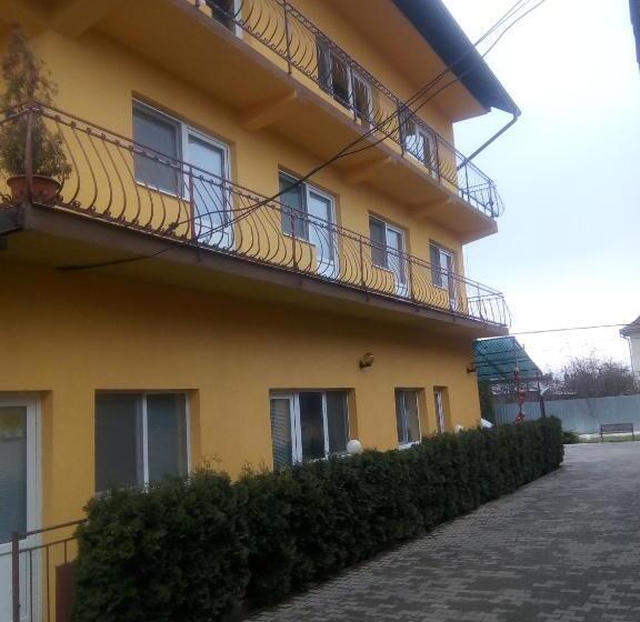 استودیوی لوکس, Casa Aurora