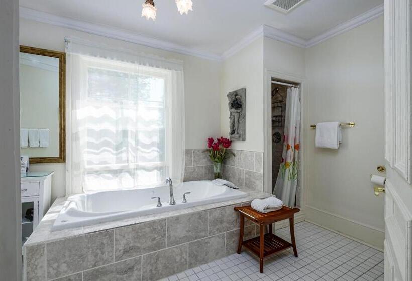 סוויטה עם ג'קוזי, The Elizabeth Manor Guesthouse