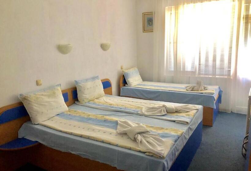 Трехместный Номер Стандарт с Балконом, Guest House Rai