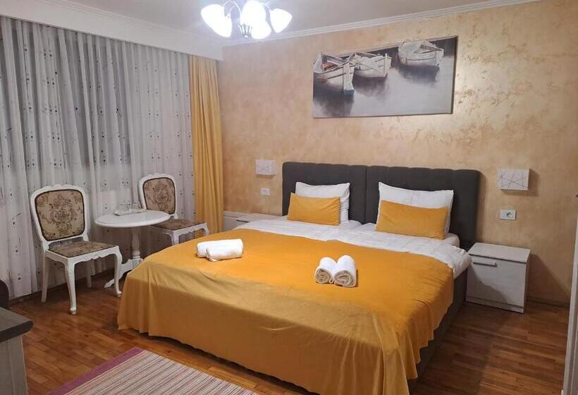 디럭스 룸, Alexander House