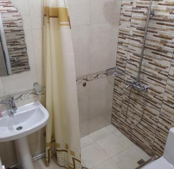 اتاق لوکس سه تخته, Guest House Nataly