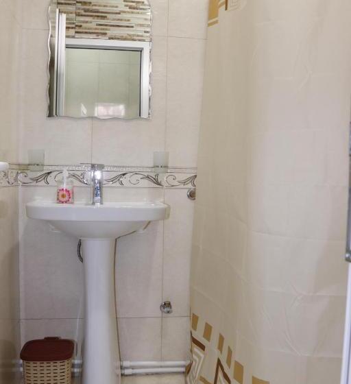 اتاق استاندارد سه تخته با چشم‌انداز باغ, Guest House Nataly