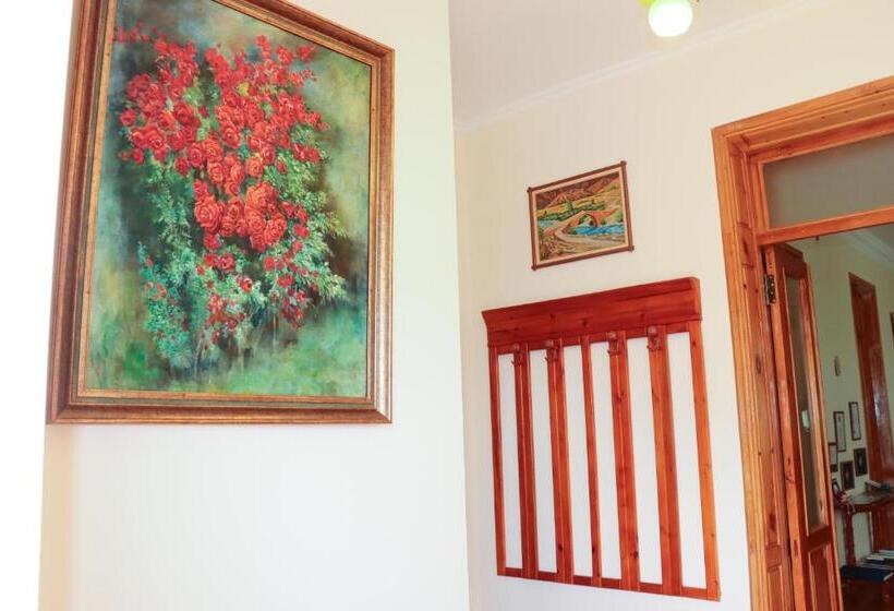 اتاق استاندارد سه تخته با چشم‌انداز باغ, Guest House Nataly