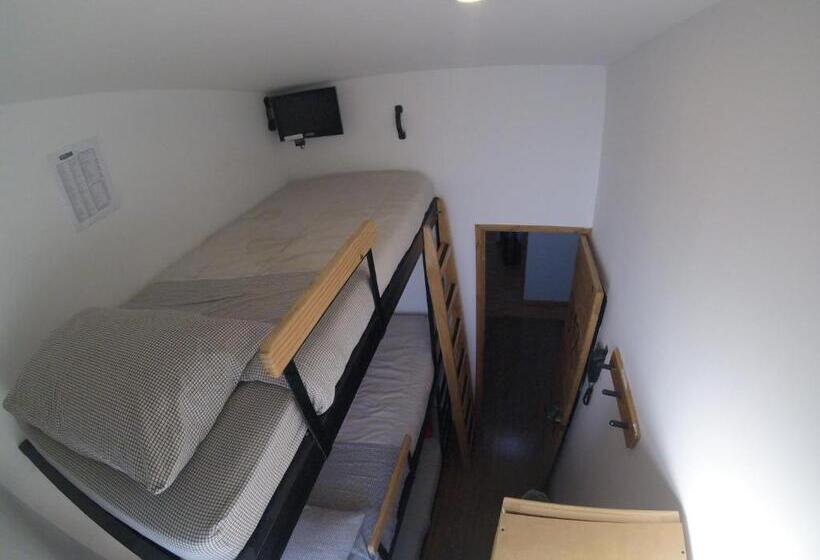 스탠다드 트리픔 룸 공동욕실, Hostal De La 57