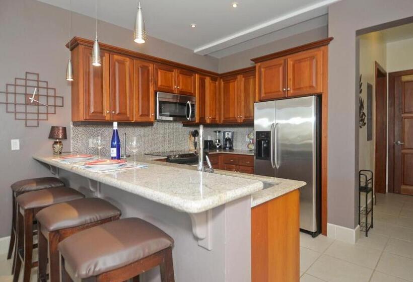 דירת חדר בקומת קרקע, The Villas At Cocoplum