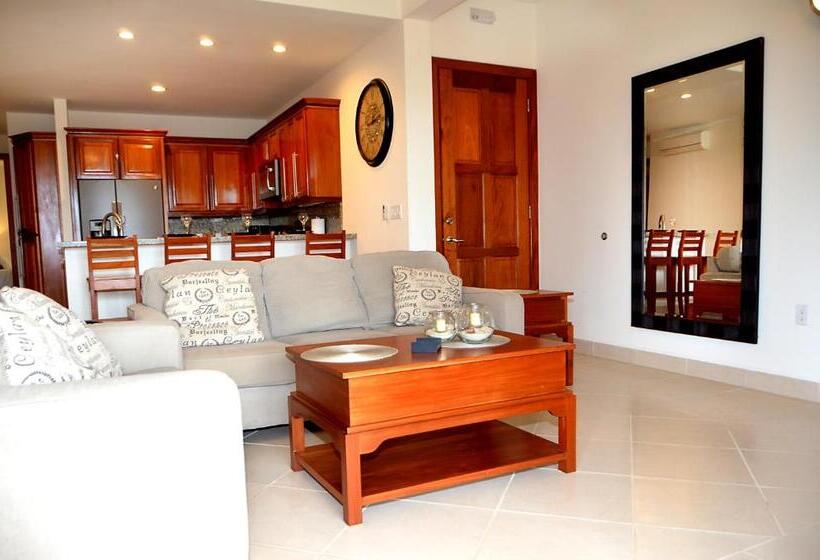 דירת שלושה חדרים, The Villas At Cocoplum