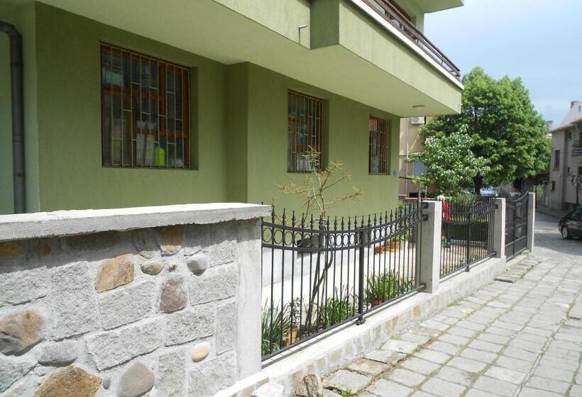 スタンダードトリプルルーム, Nelly Guest House