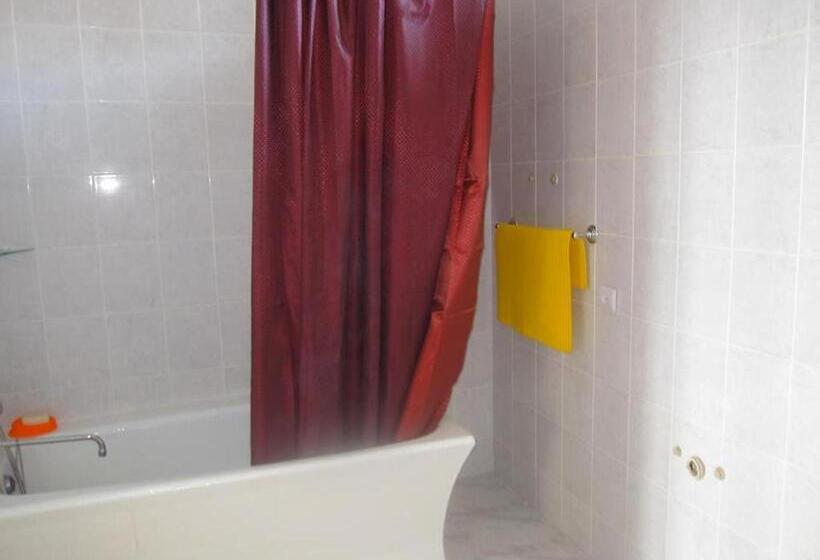 اتاق استاندارد با سرویس بهداشتی مشترک, Tlt Guest House
