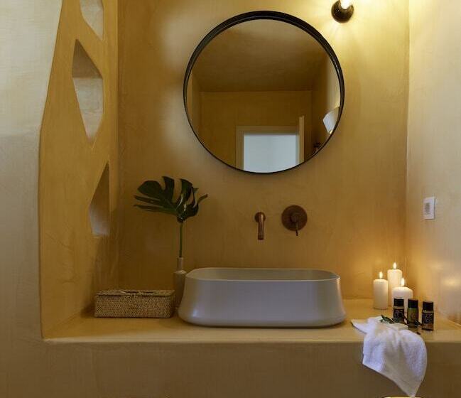 جناح جونيور مطلّ علي البحر, Aeon Suites  Adults Only