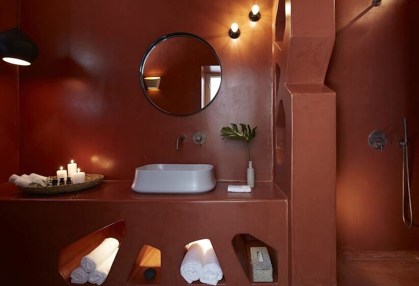 جناح جونيور مطلّ علي البحر, Aeon Suites  Adults Only