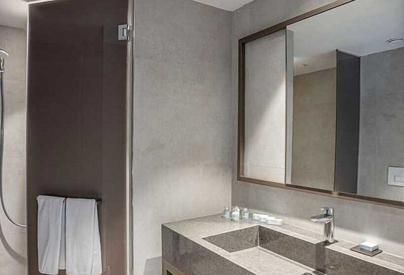 סוויטה משפחתית, Paloma Orenda