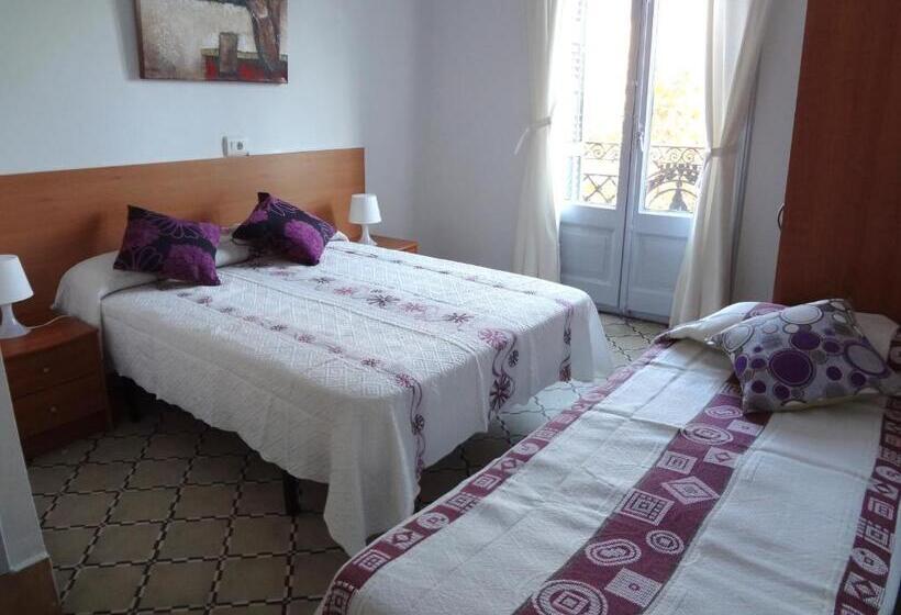 Номер Стандарт Трехместный, Hostal Sant Carlo