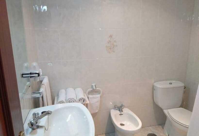 اتاق استاندارد سه نفره, Hostal Mourelos