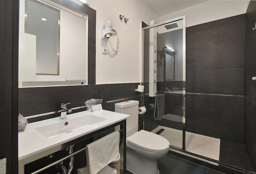 Habitación Triple Estándar, Alhambra Suites