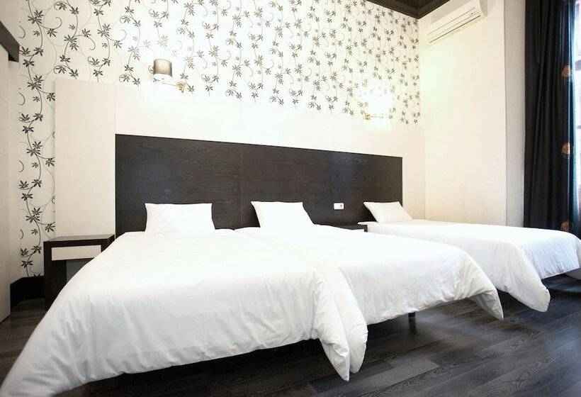 Habitación Triple Estándar, Alhambra Suites