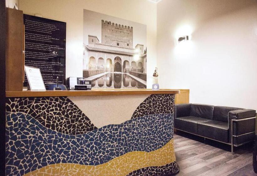 Habitación Triple Estándar, Alhambra Suites