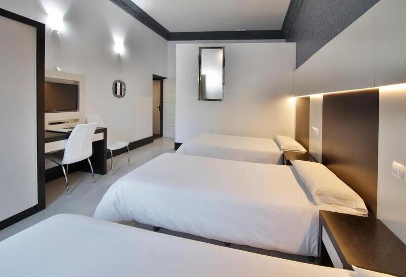Habitación Triple Estándar, Alhambra Suites