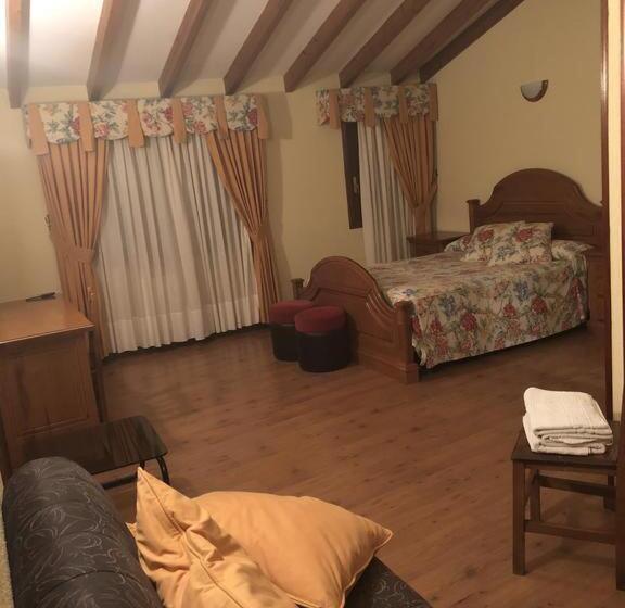 标准三人间, Hostal El Escudo