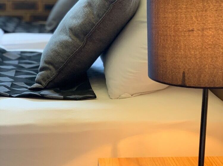 패밀리 룸, Squatters Homestead Motel